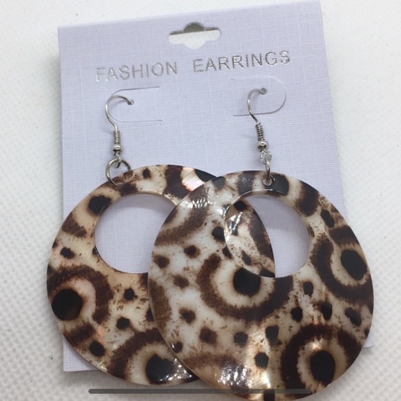 Two Tone Seashell Earrings - Picture 4 of 4